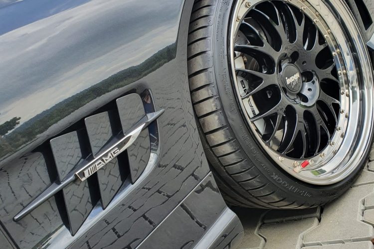 car_monkeys_amg3